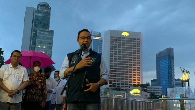 Gubernur DKI Jakarta, Anies Baswedan dalam memberikan sambutan saat meresmikan halte Iconic TransJakarta