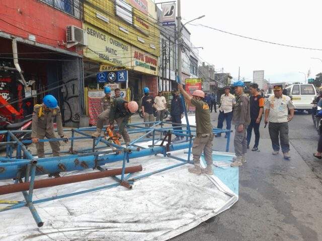 Billboard roboh di Pamulang