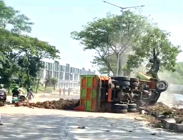 Truk tanah terguling di Tangsel