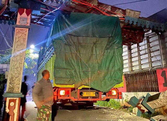 Dump truk di Tangsel