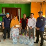 Bantuan warga TPA Cipeucang