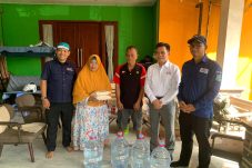 Bantuan warga TPA Cipeucang