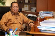 Iman Rachman Direktur Utama Bursa Efek Indonesia dengan latar belakang pasar modal dan BUMN