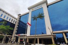 Suasana lingkungan kampus Universitas Pamulang (UNPAM) di Tangerang Selatan di tengah sorotan publik terkait isu penugasan akademik mahasiswa