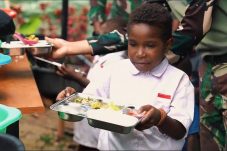 Siswa sekolah dasar menikmati makan bergizi gratis dalam program Badan Gizi Nasional (BGN)