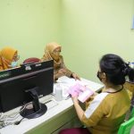 Petugas kesehatan melayani warga peserta JKN di salah satu rumah sakit rujukan Pemkot Tangerang