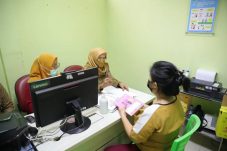 Petugas kesehatan melayani warga peserta JKN di salah satu rumah sakit rujukan Pemkot Tangerang