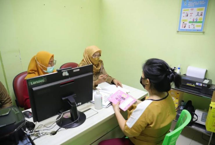 Petugas kesehatan melayani warga peserta JKN di salah satu rumah sakit rujukan Pemkot Tangerang