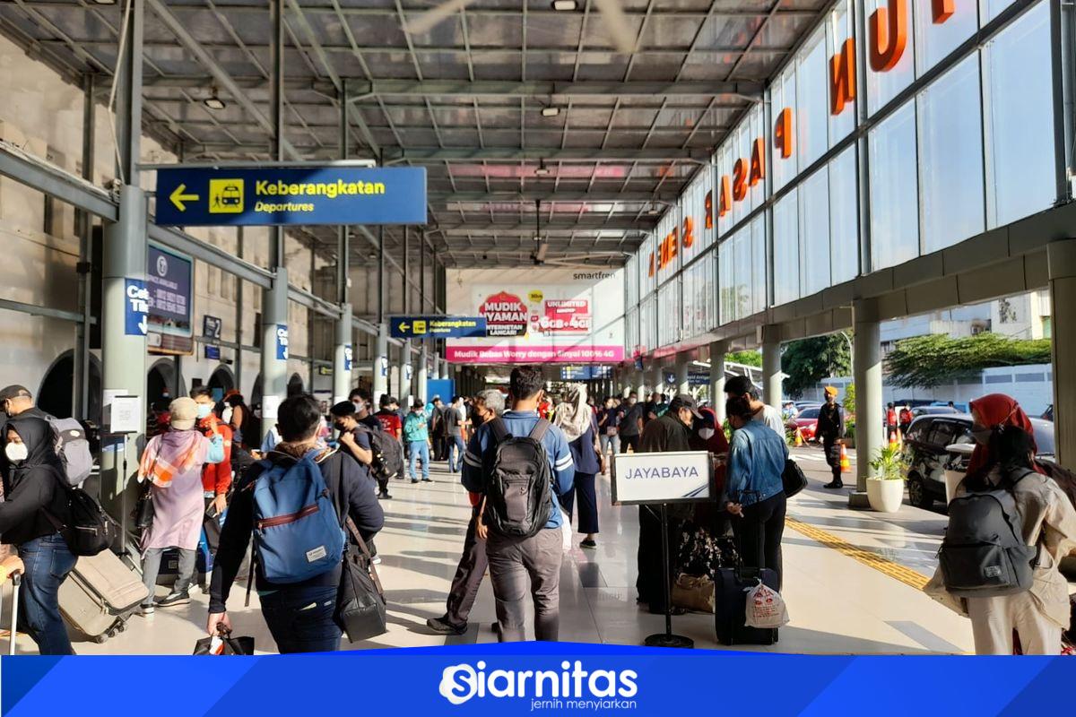 Penumpang menunggu keberangkatan kereta di Stasiun Senen Jakarta selama libur Natal dan Tahun Baru 2025/2026.