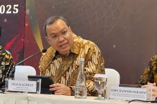 Iman Rachman menyampaikan pernyataan resmi pengunduran diri dari jabatan Direktur Utama Bursa Efek Indonesia di Gedung BEI