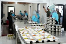 Aktivitas dapur Makan Bergizi Gratis (MBG) yang menyiapkan bahan pangan dari UMKM, petani, dan nelayan lokal sesuai arahan Badan Gizi Nasional