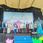 Opening Ceremony Universal 2026 SMP Islam Al-Azhar BSD di Tangerang Selatan menampilkan jajaran pimpinan sekolah dan tamu undangan dengan tema “Dive Into Action, Save The Ocean”, Rabu (7/1/2026).
