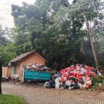 Tumpukan sampah di wilayah Tangerang Selatan saat pengalihan pembuangan akibat penutupan sementara TPAS Cilowong.