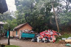 Tumpukan sampah di wilayah Tangerang Selatan saat pengalihan pembuangan akibat penutupan sementara TPAS Cilowong.