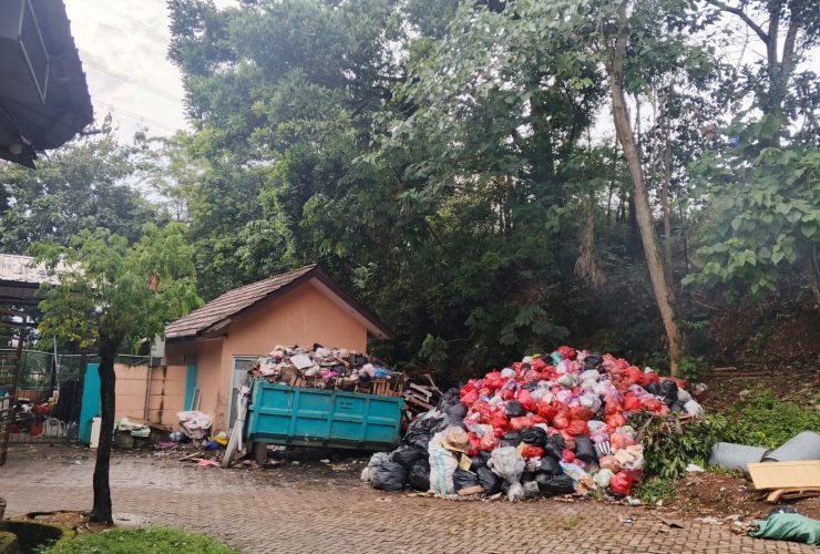 Tumpukan sampah di wilayah Tangerang Selatan saat pengalihan pembuangan akibat penutupan sementara TPAS Cilowong.