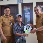 Pejabat Disperkimta Kota Tangerang Selatan bersama warga penerima bantuan saat penyerahan simbolis program bedah rumah atau Rumah Tidak Layak Huni (RUTLH).