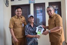 Pejabat Disperkimta Kota Tangerang Selatan bersama warga penerima bantuan saat penyerahan simbolis program bedah rumah atau Rumah Tidak Layak Huni (RUTLH).