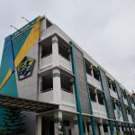 Tampak gedung SMP Negeri 10 Tangerang Selatan yang menjadi sorotan publik terkait polemik dana infaq dan mobil operasional sekolah.