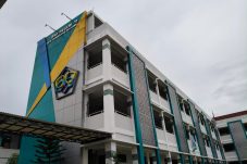Tampak gedung SMP Negeri 10 Tangerang Selatan yang menjadi sorotan publik terkait polemik dana infaq dan mobil operasional sekolah.