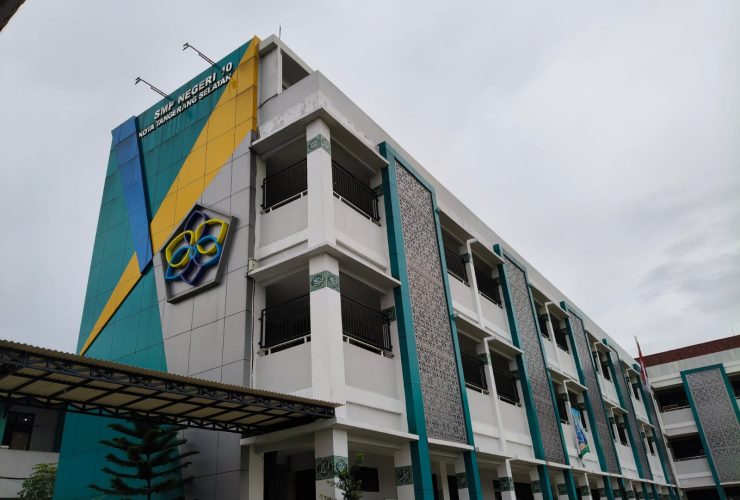 Tampak gedung SMP Negeri 10 Tangerang Selatan yang menjadi sorotan publik terkait polemik dana infaq dan mobil operasional sekolah.