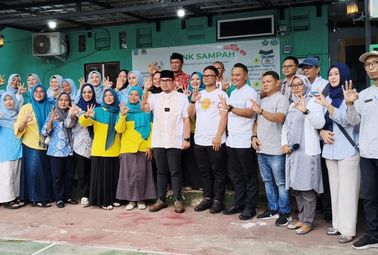 Wakil Walikota Tangerang Selatan Pilar Saga Ichsan berfoto bersama pengelola dan anggota Bank Sampah Gas Berlin RW 09 Bakti Jaya, Kecamatan Setu.