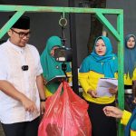 Wakil Walikota Tangerang Selatan Pilar Saga Ichsan meninjau proses penimbangan sampah di Bank Sampah Gas Berlin RW 09 Kelurahan Bakti Jaya, Kecamatan Setu.