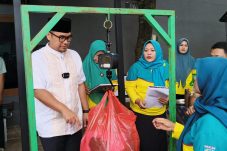 Wakil Walikota Tangerang Selatan Pilar Saga Ichsan meninjau proses penimbangan sampah di Bank Sampah Gas Berlin RW 09 Kelurahan Bakti Jaya, Kecamatan Setu.