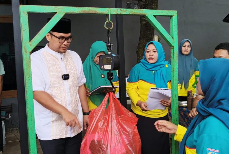Wakil Walikota Tangerang Selatan Pilar Saga Ichsan meninjau proses penimbangan sampah di Bank Sampah Gas Berlin RW 09 Kelurahan Bakti Jaya, Kecamatan Setu.