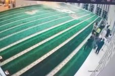 Rekaman CCTV suasana Masjid Al I’tishom Tangsel sesaat setelah plafon ambruk saat jamaah melaksanakan salat subuh