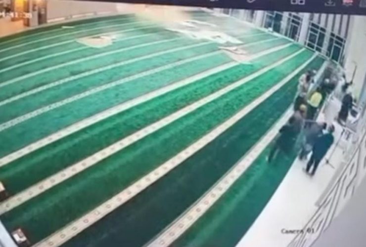 Rekaman CCTV suasana Masjid Al I’tishom Tangsel sesaat setelah plafon ambruk saat jamaah melaksanakan salat subuh
