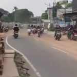 Pengendara melintas di Jalan Aria Putra Ciputat, Tangerang Selatan, di tengah debu tebal akibat aktivitas truk pengangkut tanah.