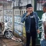 Anggota DPRD Kota Tangerang Selatan menegur pihak proyek perumahan saat sidak di Jalan Aria Putra Ciputat akibat ceceran tanah yang membahayakan pengendara.