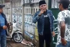 Anggota DPRD Kota Tangerang Selatan menegur pihak proyek perumahan saat sidak di Jalan Aria Putra Ciputat akibat ceceran tanah yang membahayakan pengendara.