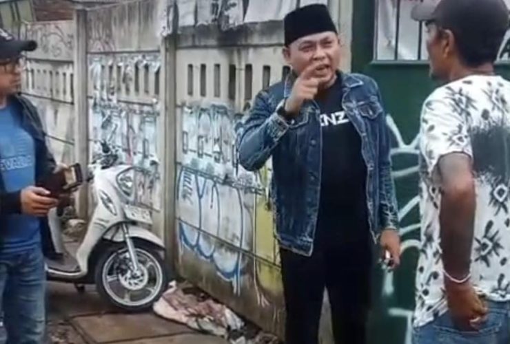 Anggota DPRD Kota Tangerang Selatan menegur pihak proyek perumahan saat sidak di Jalan Aria Putra Ciputat akibat ceceran tanah yang membahayakan pengendara.