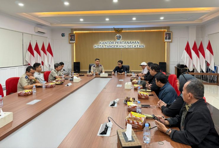 Kepala Kantor Pertanahan Kota Tangerang Selatan Seto Apriyadi berdiskusi dengan PWI Tangsel membahas target WBBM 2026 dan peningkatan transparansi layanan pertanahan