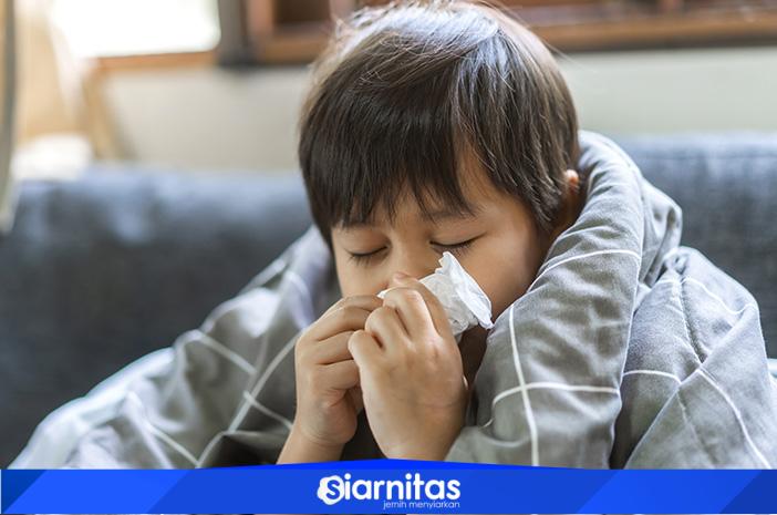 Ilustrasi warga menggunakan masker sebagai upaya pencegahan super flu saat musim pancaroba di Tangerang Raya