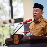 Walikota Tangsel Benyamin Davnie memberikan keterangan pers tentang diskon PBB-P2 2026.