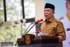 Walikota Tangsel Benyamin Davnie memberikan keterangan pers tentang diskon PBB-P2 2026.