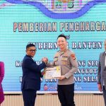Gubernur Banten menyerahkan piagam penghargaan kepada Kapolres Tangerang Selatan dalam acara apresiasi Program CETAR di Mapolres Tangsel, disaksikan jajaran pejabat daerah dan kepolisian.