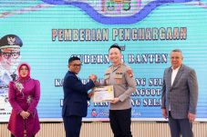 Gubernur Banten menyerahkan piagam penghargaan kepada Kapolres Tangerang Selatan dalam acara apresiasi Program CETAR di Mapolres Tangsel, disaksikan jajaran pejabat daerah dan kepolisian.