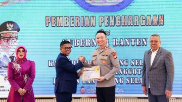 Gubernur Banten menyerahkan piagam penghargaan kepada Kapolres Tangerang Selatan dalam acara apresiasi Program CETAR di Mapolres Tangsel, disaksikan jajaran pejabat daerah dan kepolisian.