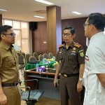 Wakil Wali Kota Tangerang Selatan Pilar Saga Ichsan bersama Kepala Kejari Tangsel Apreza Darul Putra saat rapat pendampingan hukum proyek PSEL di Kantor Kejari Tangsel.