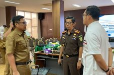 Wakil Wali Kota Tangerang Selatan Pilar Saga Ichsan bersama Kepala Kejari Tangsel Apreza Darul Putra saat rapat pendampingan hukum proyek PSEL di Kantor Kejari Tangsel.