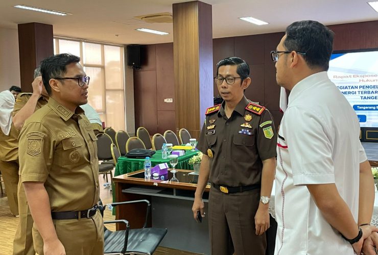 Wakil Wali Kota Tangerang Selatan Pilar Saga Ichsan bersama Kepala Kejari Tangsel Apreza Darul Putra saat rapat pendampingan hukum proyek PSEL di Kantor Kejari Tangsel.