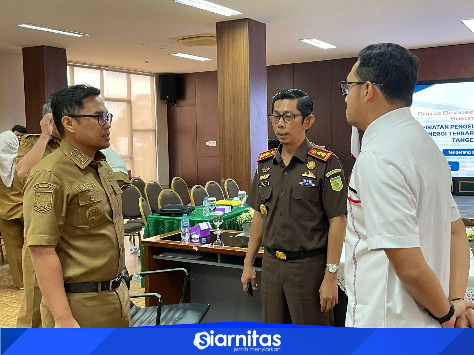 Wakil Wali Kota Tangerang Selatan Pilar Saga Ichsan bersama Kepala Kejari Tangsel Apreza Darul Putra saat rapat pendampingan hukum proyek PSEL di Kantor Kejari Tangsel.