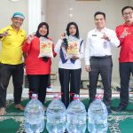 Sejumlah perwakilan Pemerintah Kota Tangerang Selatan dan PMI Kota Tangsel berfoto bersama warga terdampak TPA Cipeucang sambil menyerahkan bantuan air bersih dan beras untuk 50 kepala keluarga di lokasi terdampak.