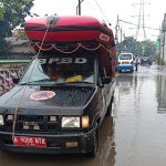 Kendaraan operasional BPBD Kota Tangerang Selatan membawa perahu karet melintasi genangan air di salah satu ruas jalan permukiman saat hujan deras melanda wilayah Tangsel.