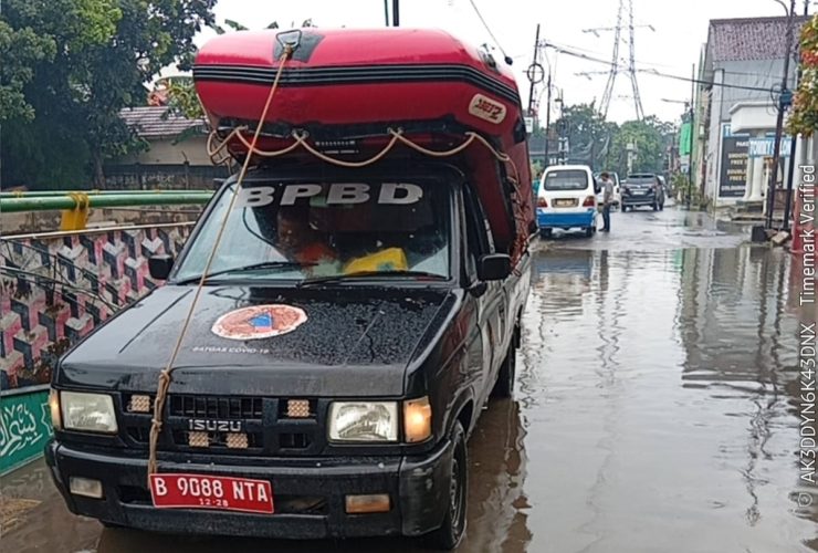 Kendaraan operasional BPBD Kota Tangerang Selatan membawa perahu karet melintasi genangan air di salah satu ruas jalan permukiman saat hujan deras melanda wilayah Tangsel.