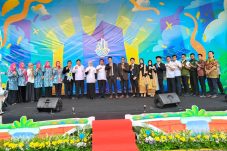 Gubernur Banten Andra Soni bersama jajaran pemerintah dan civitas SMA Islam Al Azhar BSD saat Opening Ceremony Alseace 2026 bertema Urban Farming Movement di Tangerang Selatan