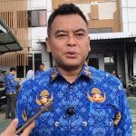 Camat Setu Erwin Gemala Putra memberikan keterangan terkait kekurangan bank sampah dan penanganan sampah di Kecamatan Setu, Kota Tangerang Selatan.
